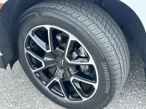 Used 2022 Chevrolet Suburban RST w/ Luxury Package image 32