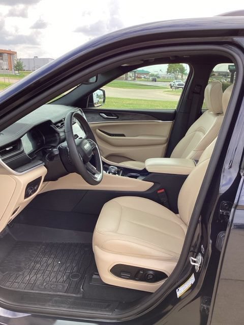 Used 2024 Jeep Grand Cherokee Limited AWD/4WD image 10