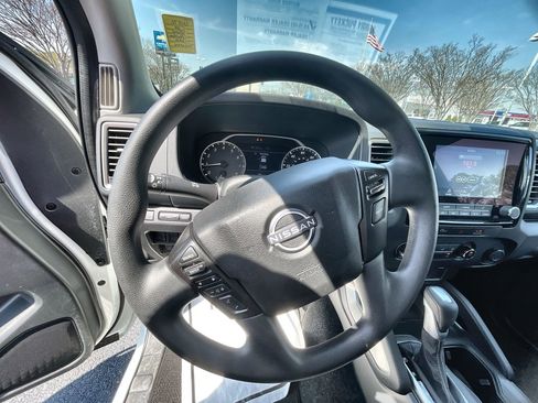 Used 2024 Nissan Frontier SV image 11