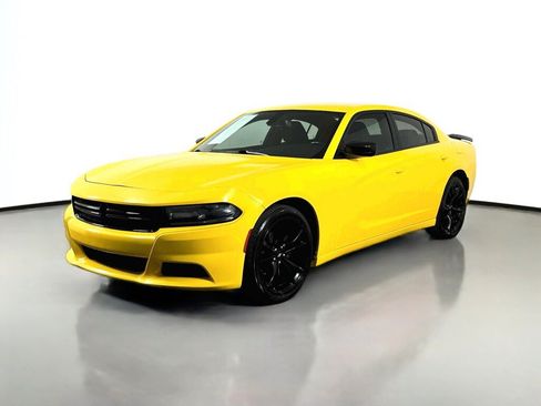 Used 2017 Dodge Charger SE w/ Blacktop Package RWD image 1
