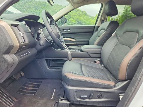 Used 2025 Nissan Pathfinder Platinum w/ Cargo Package AWD/4WD image 6
