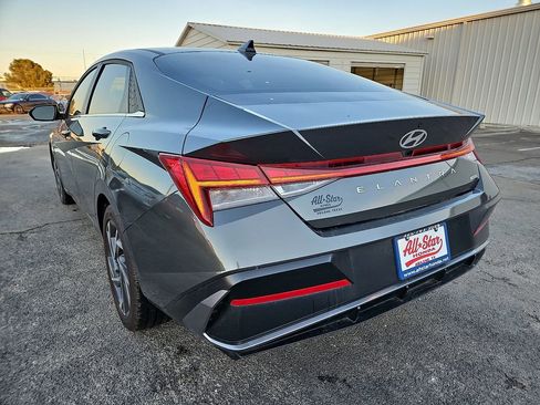 Used 2025 Hyundai Elantra Limited image 5