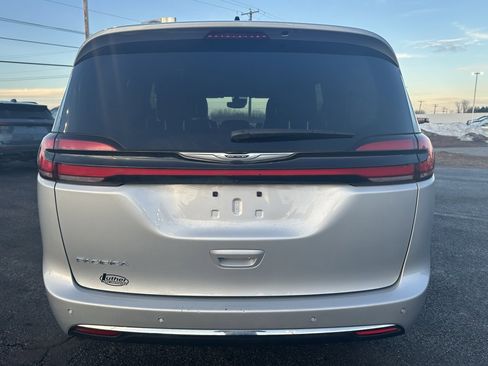Used 2024 Chrysler Pacifica Touring-L image 4