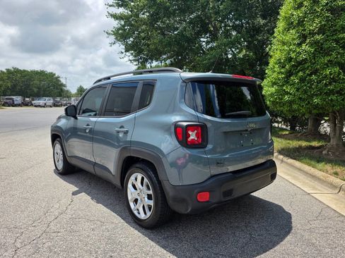 Used 2017 Jeep Renegade Latitude FWD image 3