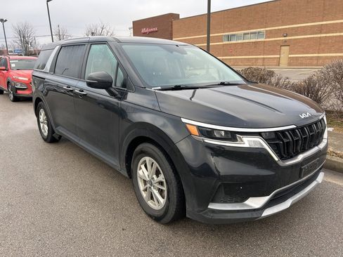 Used 2024 Kia Carnival LX image 2