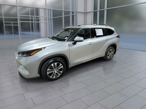 Used 2022 Toyota Highlander XLE AWD/4WD image 4