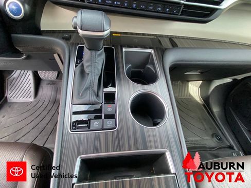 Used 2024 Toyota Sienna Platinum AWD/4WD image 44