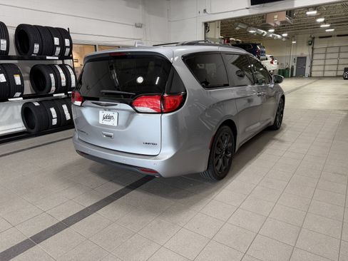 Used 2018 Chrysler Pacifica Limited w/ Advanced Safetytec Group FWD image 9