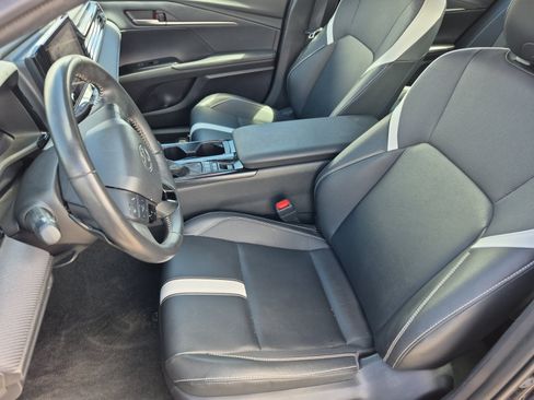 Used 2025 Toyota Camry SE FWD image 13