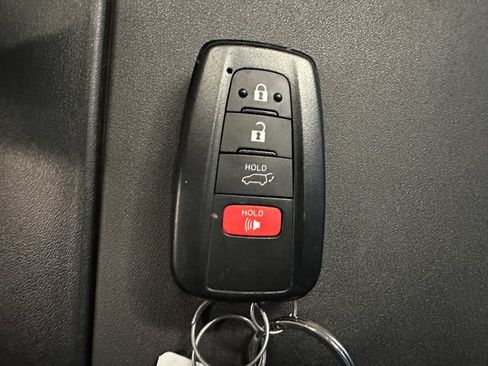 Used 2023 Toyota Highlander LE AWD/4WD image 16
