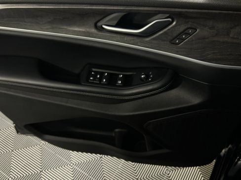 Used 2023 Jeep Grand Cherokee Limited image 25