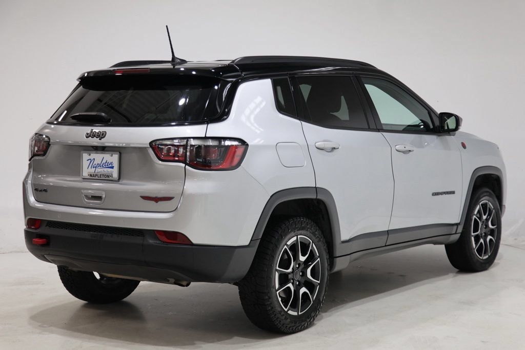 Used 2025 Jeep Compass Trailhawk AWD/4WD image 7
