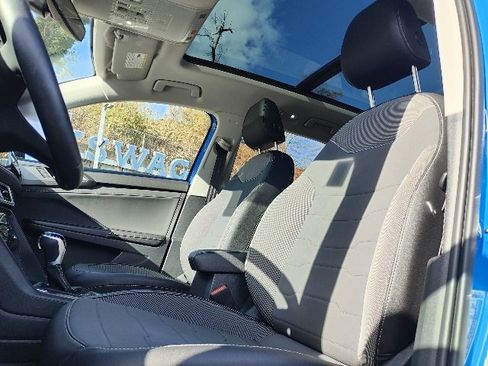 Certified 2025 Volkswagen Taos SE image 3