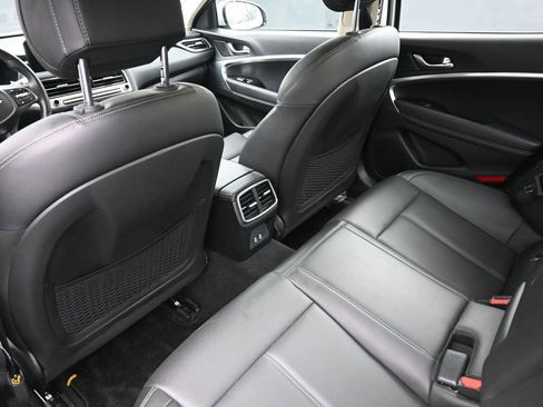 Used 2025 Genesis G70 2.5T image 2