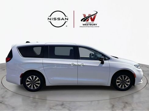 Used 2024 Chrysler Pacifica Limited FWD image 30