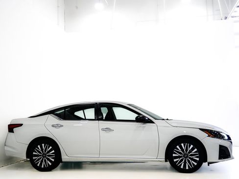 Used 2025 Nissan Altima 2.5 SV FWD image 4