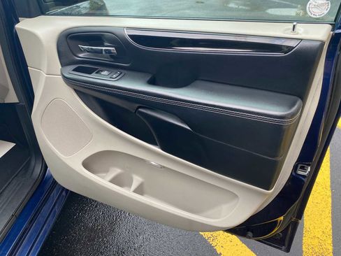 Used 2017 Dodge Grand Caravan SXT w/ Rear Park Assist Package FWD image 34