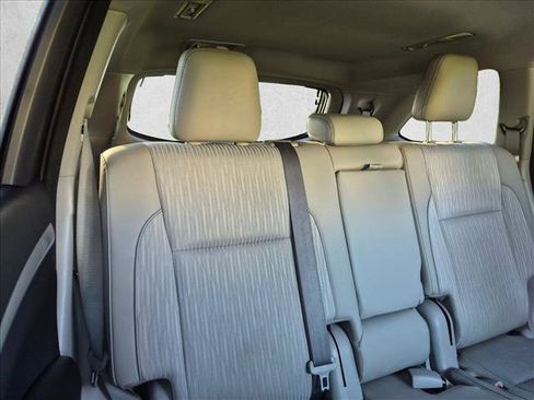 Used 2018 Toyota Highlander Plus FWD image 18