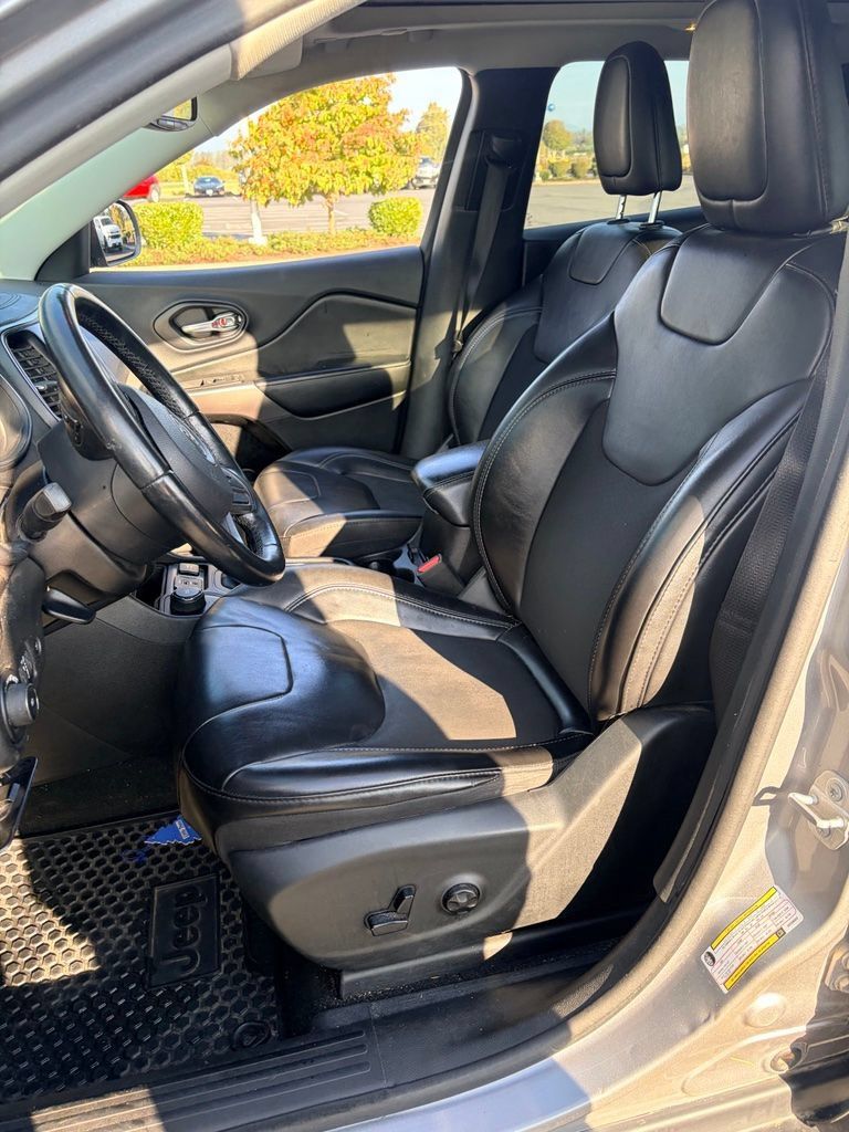 Used 2019 Jeep Cherokee Latitude Plus w/ Comfort/Convenience Group AWD/4WD image 5