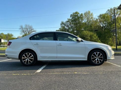 Used 2017 Volkswagen Jetta SE image 4