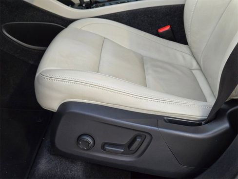 Used 2022 Volvo XC40 T5 Momentum w/ Premium Package image 13