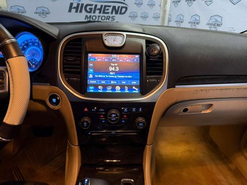 Used 2014 Chrysler 300 w/ Driver Convenience Group image 31
