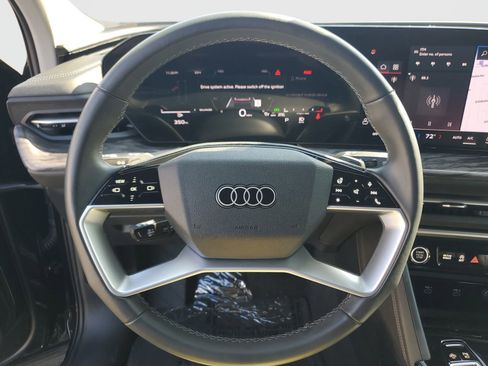 Used 2025 Audi Q5 Premium w/ Convenience Package image 23
