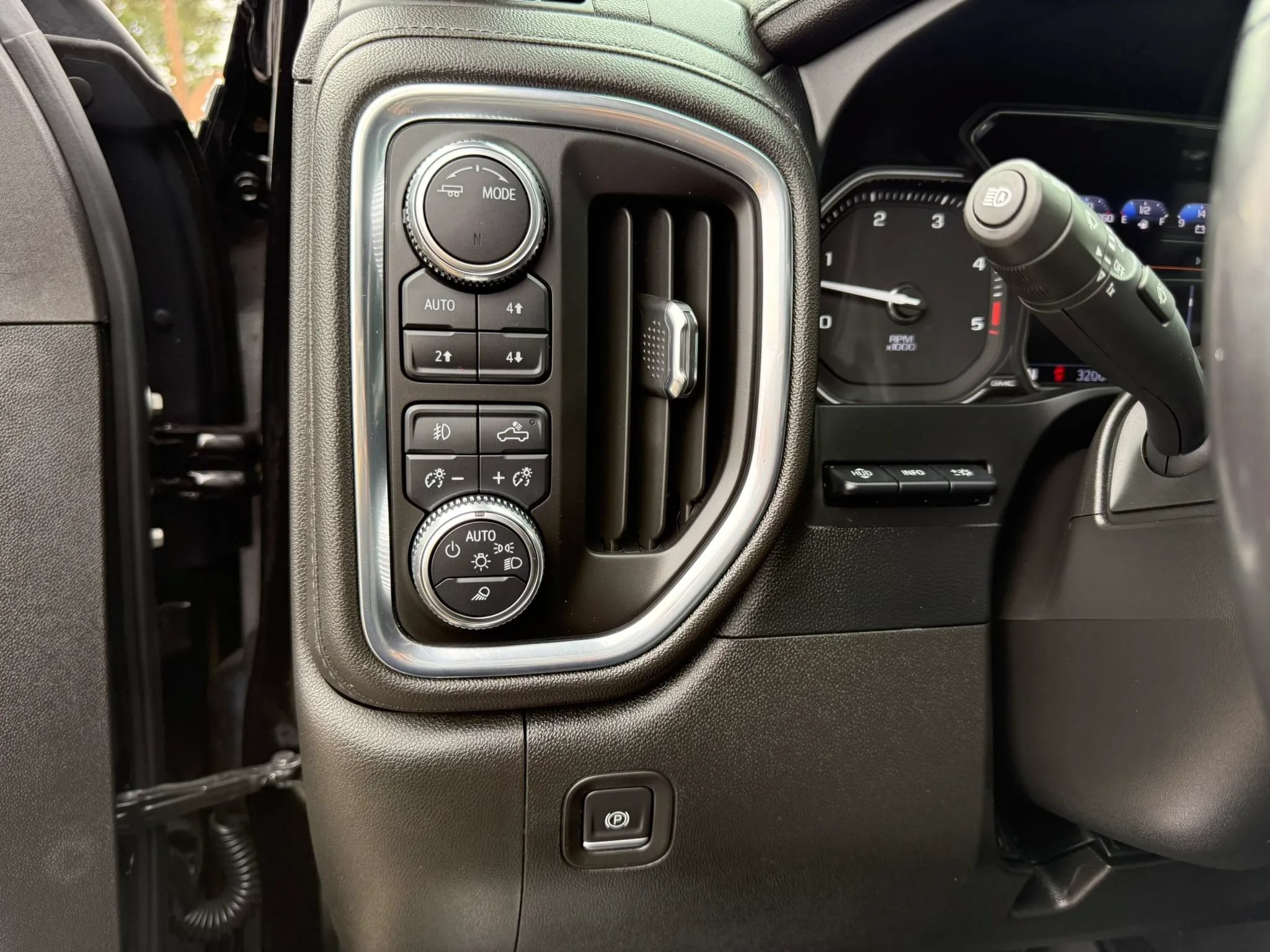 Used 2022 GMC Sierra 2500 Denali w/ Denali Black Diamond Edition AWD/4WD image 24