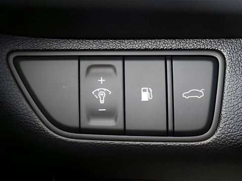 Used 2023 Genesis G70 2.0T image 30