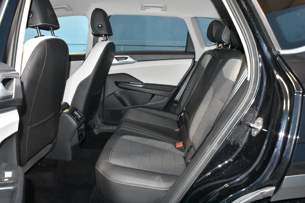 Used 2025 Volkswagen Taos SE AWD/4WD image 19