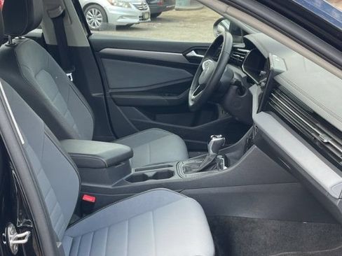 Used 2025 Volkswagen Jetta SE FWD image 33