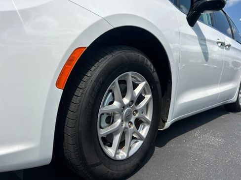 Used 2024 Chrysler Pacifica Touring-L FWD image 14