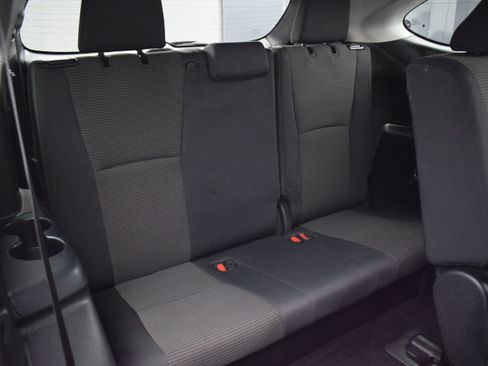 Used 2024 Toyota Highlander LE AWD/4WD image 12