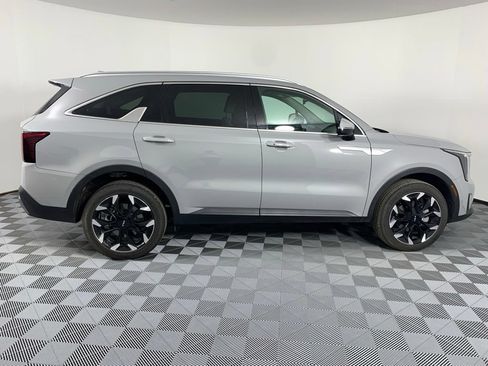 Certified 2025 Kia Sorento EX w/ Panoramic Sunroof Package AWD/4WD image 13