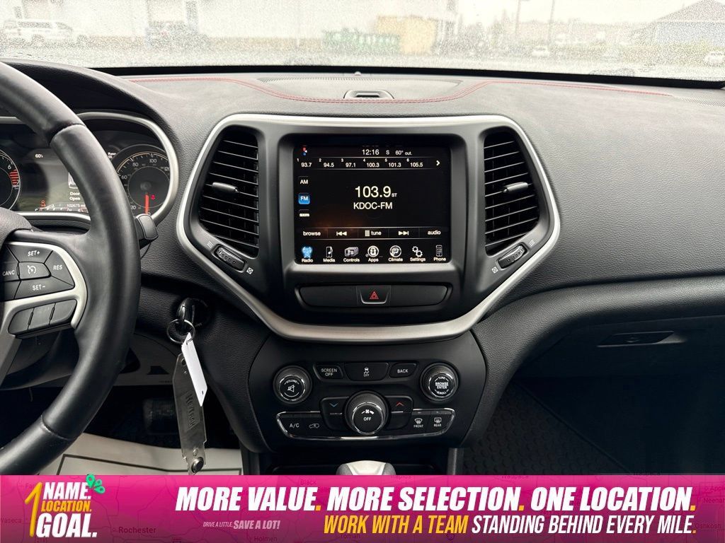 Used 2017 Jeep Cherokee Trailhawk AWD/4WD image 15