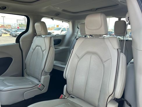 Used 2020 Chrysler Pacifica Limited FWD image 13