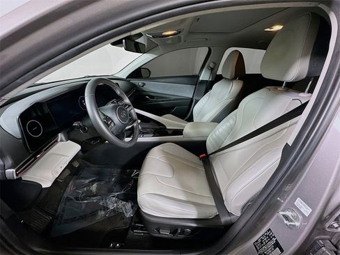 Used 2023 Hyundai Elantra Limited image 15