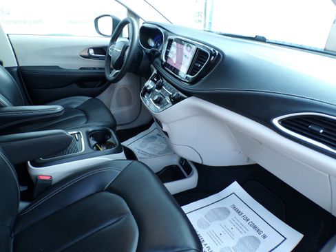 Used 2023 Chrysler Pacifica Touring-L image 4