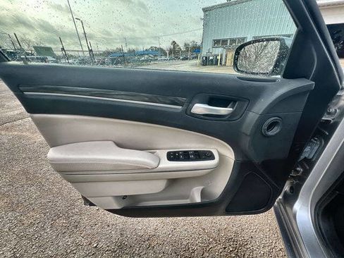 Used 2018 Chrysler 300 Touring L image 21