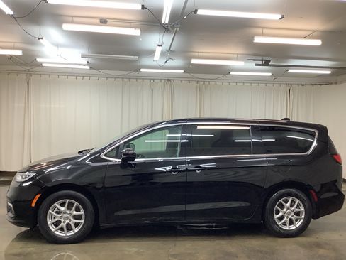 Used 2024 Chrysler Pacifica Touring-L FWD image 9