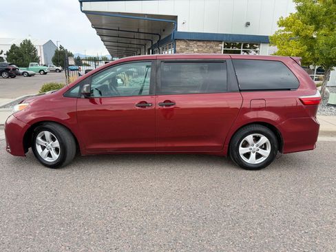 Used 2015 Toyota Sienna L FWD image 2
