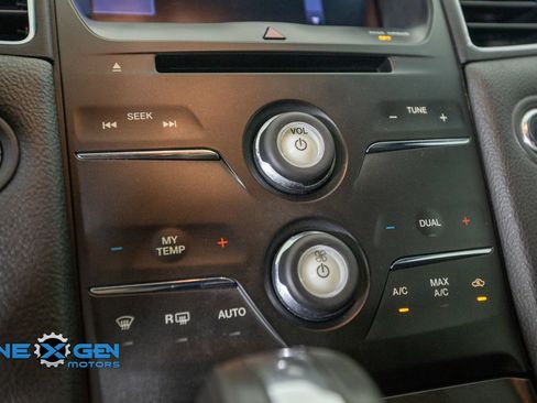 Used 2013 Ford Taurus SEL FWD image 19