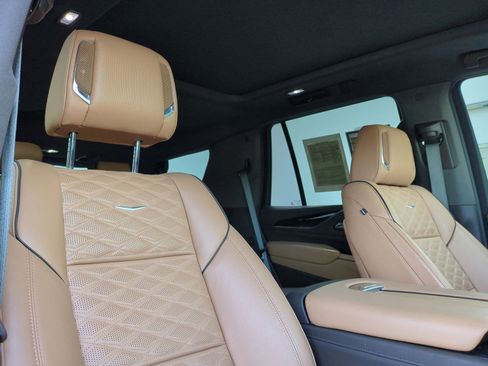 Used 2021 Cadillac Escalade Premium Luxury AWD/4WD image 34