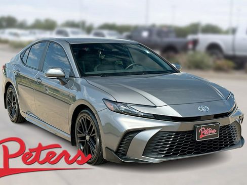 Used 2025 Toyota Camry SE image 1