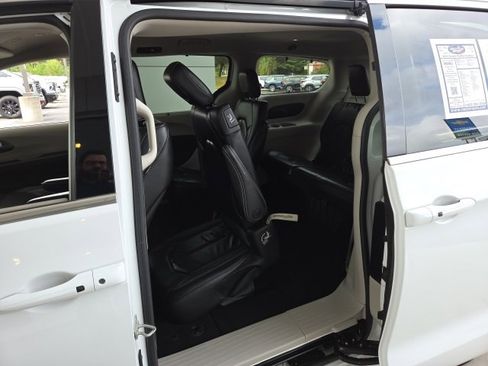 Used 2022 Chrysler Pacifica Touring-L image 38
