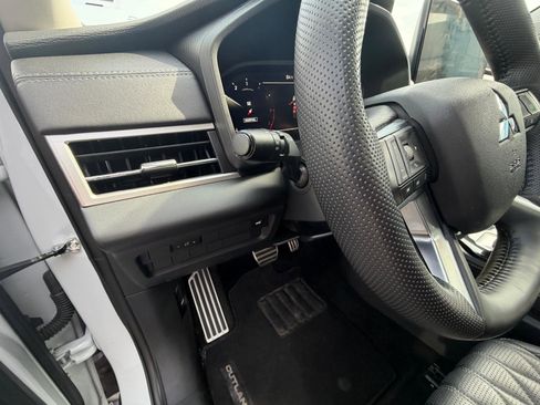 Used 2025 Mitsubishi Outlander SEL image 11