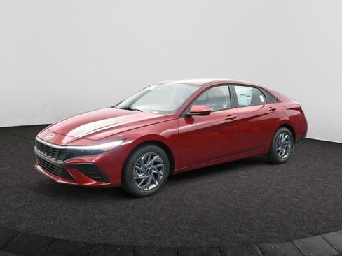 Used 2025 Hyundai Elantra Blue image 3