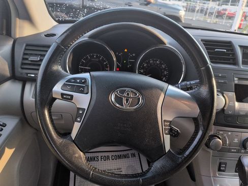 Used 2011 Toyota Highlander SE w/ Tow Pkg FWD image 15