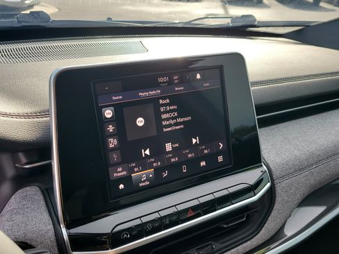 Used 2025 Jeep Compass Latitude image 20