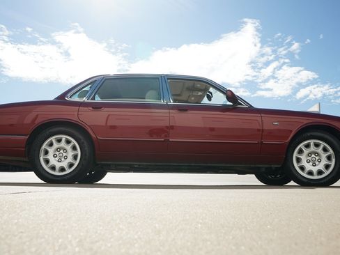 Used 1999 Jaguar XJ8 image 19